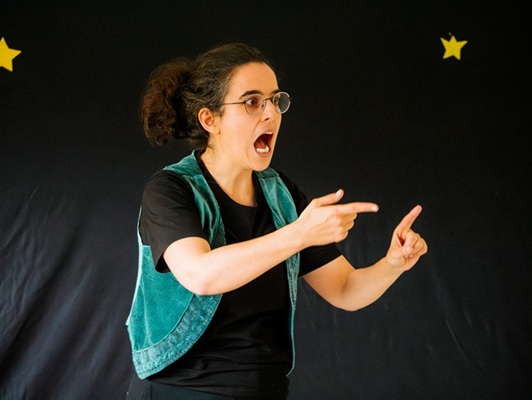 Photo de la conteuse en train de conter